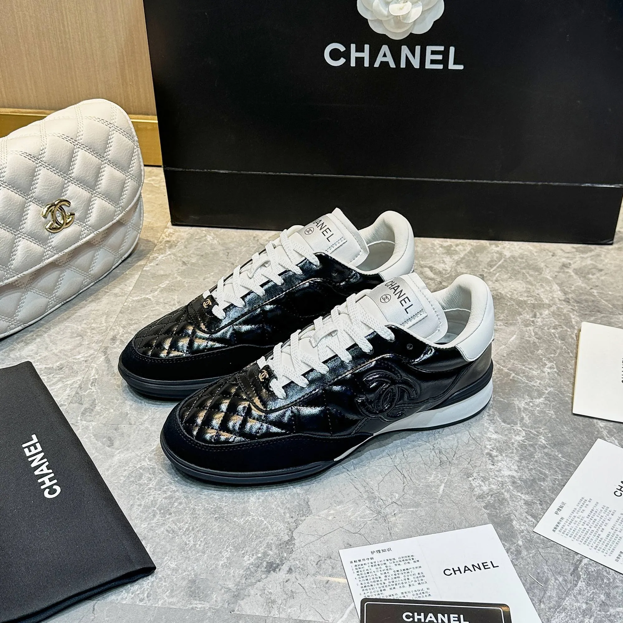 👟👟Ex-factory price 560👟👟 Chanel Chanel - 2024 counter top casual sports shoes This classic design; the upper is electro-embroidered with a variety of techniques; the outsole is fashionable and sporty; it is unusual to incorporate a variety of color matching elements... The diversified mix and match is very beautiful and versatile, casual, fashionable, sports and outdoor can be taken into account... ꫛꫀꪝ Go➫ Material: ❶Upper is made of: Original imported mixed-breed sheep ❷Inside made of: original imported breathable sheepskin ❸Outsole based on: original TPU outsole Full set of boutique packaging for women 35–41